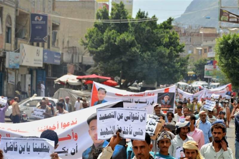 مسيرة احتجاجية في تعز تطالب بالقبض على قاتل طفل