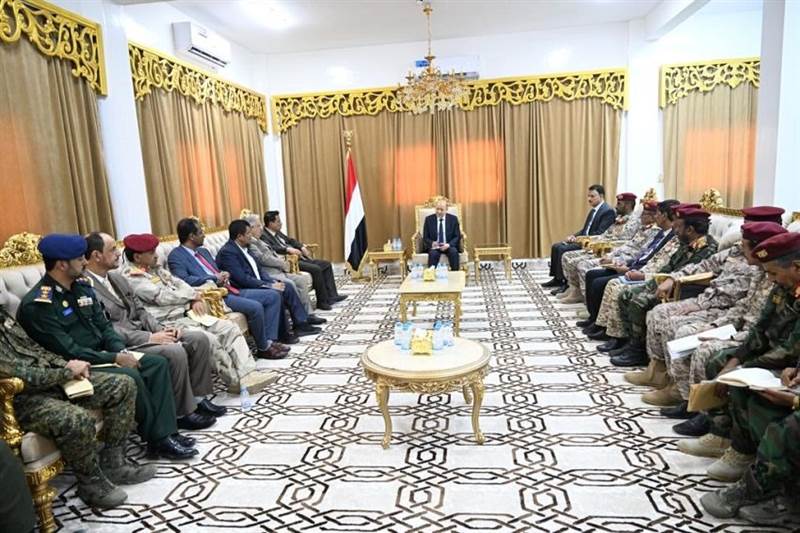 رئيس مجلس القيادة الرئاسي يجتمع باللجنة الأمنية والقيادات العسكرية بمحافظة المهرة