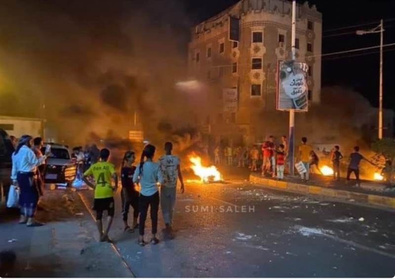 Yemen’in geçici başkenti Aden’de halk elektrik kesintilerini protesto etti