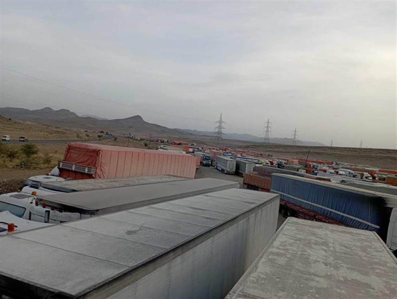 مليشيات الحوثي تحتجز عشرات الشاحنات التجارية في منفذ نهم شرق صنعاء