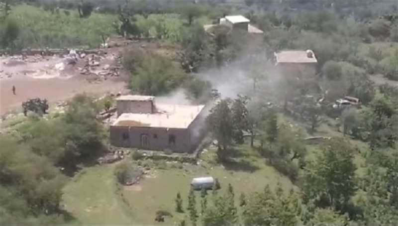 مسلحون حوثيون يحرقون منزل مواطن في محافظة إب