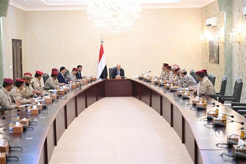 في اجتماع ضم قيادات الجيش.. العليمي يؤكد أن معركة الشعب اليمني ضد مشروع الإمامة مستمرة
