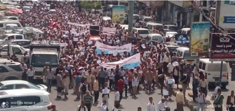 Yemenli öğretmenler hakları talep etmek ve koşullarının iyileştirilmesi için eylem yaptı