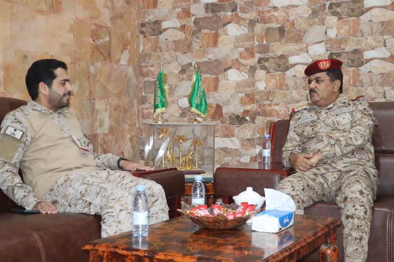 وزير الدفاع اليمني يزور مقر  قوات التحالف في العاصمة المؤقتة عدن