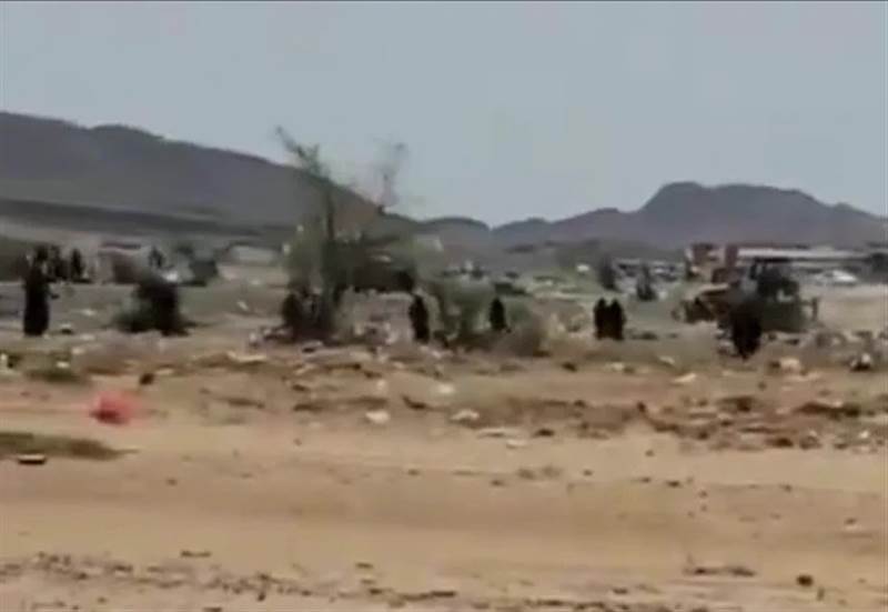 شاهد.. نساء صعدة يواجهن مليشيات الحوثي بالعصي والحجارة (فيديو)
