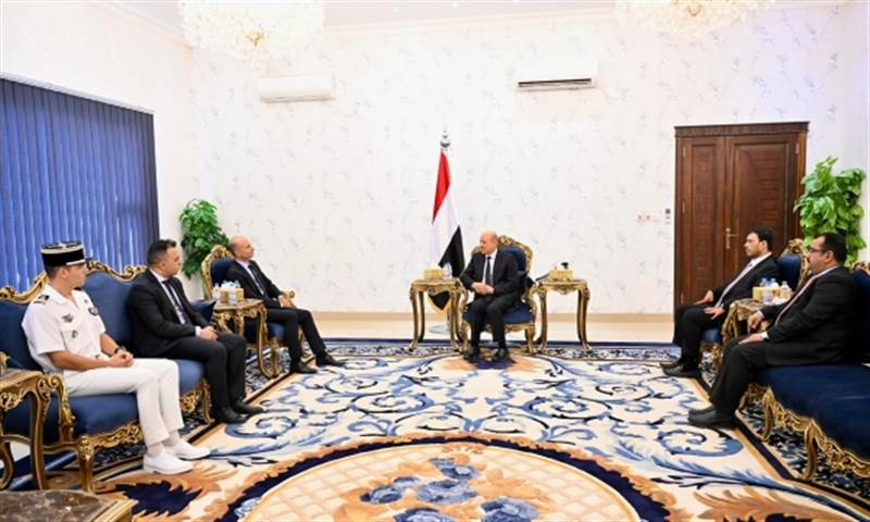 رئيس المجلس الرئاسي يبحث مع السفير الفرنسي جهود إحياء السلام وإنهاء الحرب في اليمن