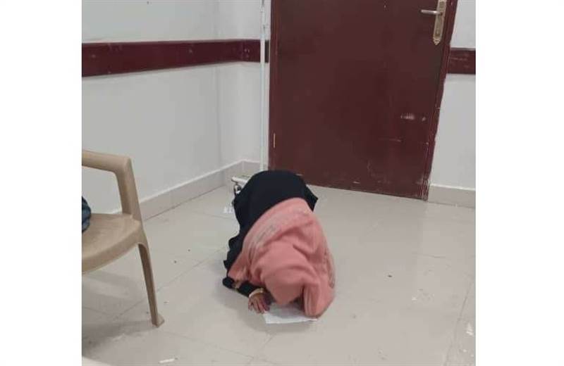 في مشهد مؤلم.. الطفلة "رهف" تصلي صلاتها الأخيرة بعد ان رفض الحوثيين منحها جرعة العلاج