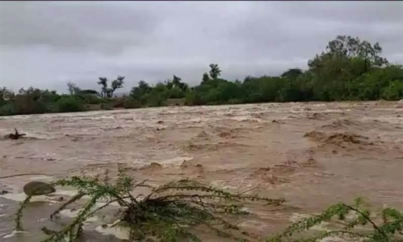 السيول الجارفة تتسبب بقطع الطريق الدولي في منطقة العرقوب بمحافظة أبين