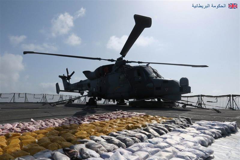 İngiliz Donanması, Umman Denizi'nde bir teknede yapılan aramada yaklaşık yarım ton uyuşturucu ele geçirdi