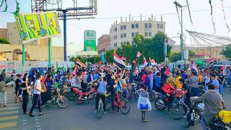 لم يتأخر الرد كثيراً.. مئات المواطنين يتظاهرون في صنعاء رافعين العلم الوطني