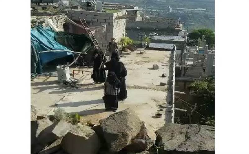 محافظة إب.. عناصر حوثية مسلحة يعتدين على مواطنات ويهددنهن بالقتل في مدينة جبلة