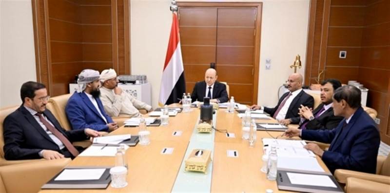 الرئاسي اليمني يناقش نتائج مفاوضات السعودية والحوثيين ورواتب الموظفين