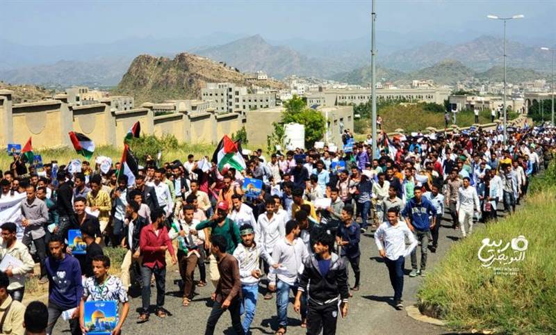 طلاب جامعة تعز يخرجون في مظاهرة حاشدة تضامنا كع ضحايا القصف الاسرائيلي على غزة