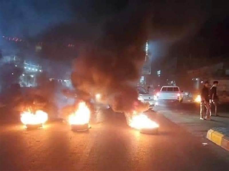 عدن.. احتجاجات ليلية تنديدًا باستمرار انقطاع التيار الكهربائي