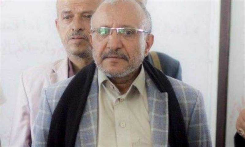 إب.. قيادي حوثي يطرد وكيلة مدرسة ويمنعها من دخولها المدرسة بشكل نهائي