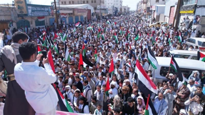 في مارب وشبوة.. آلاف اليمنيين يحتشدون للتنديد بالمجازر الاسرائيلية في قطاع غزة