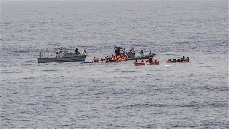 فقدان 49 اخرين.. انقاذ 26 مهاجرًا أفريقيا بعد غرق قاربهم قبالة سواحل المخا