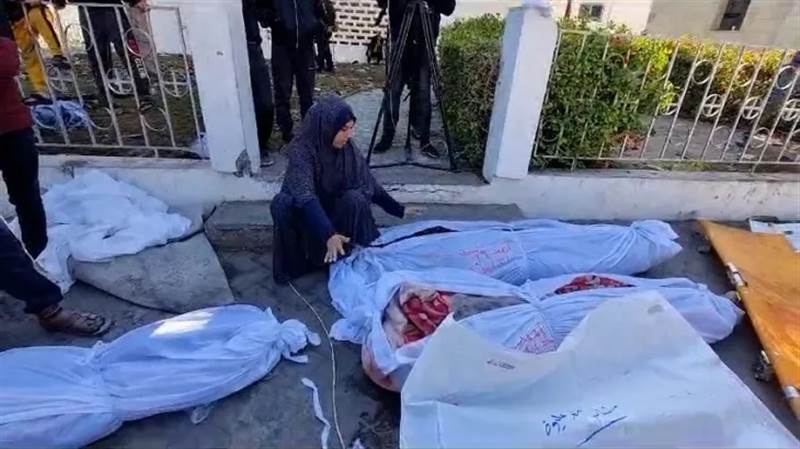 صور تظهر تكدس جثث عشرات الشهداء في ساحات مستشفى المعمداني بغزة
