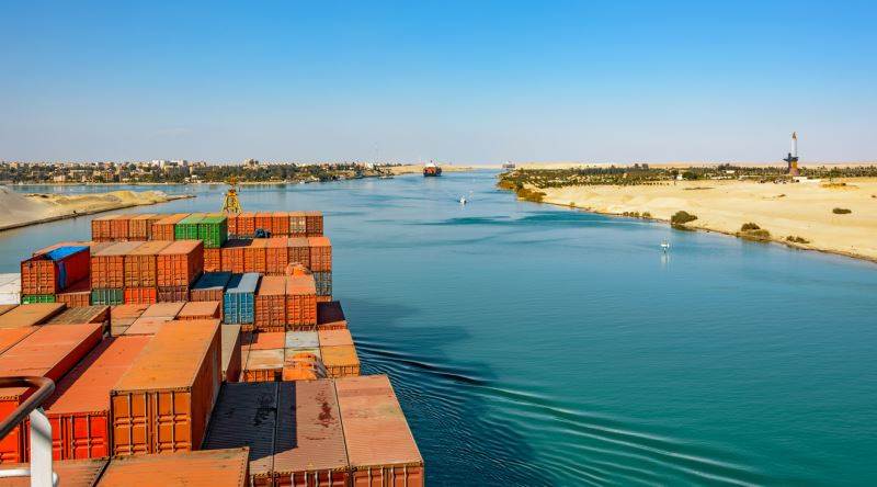 Bölgedeki gerilime rağmen Süveyş Kanalı'ndaki deniz trafiği artıyor