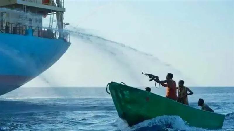 البحرية البريطانية: مسلحون اعتلوا سطح سفينة قبالة السواحل الصومالية