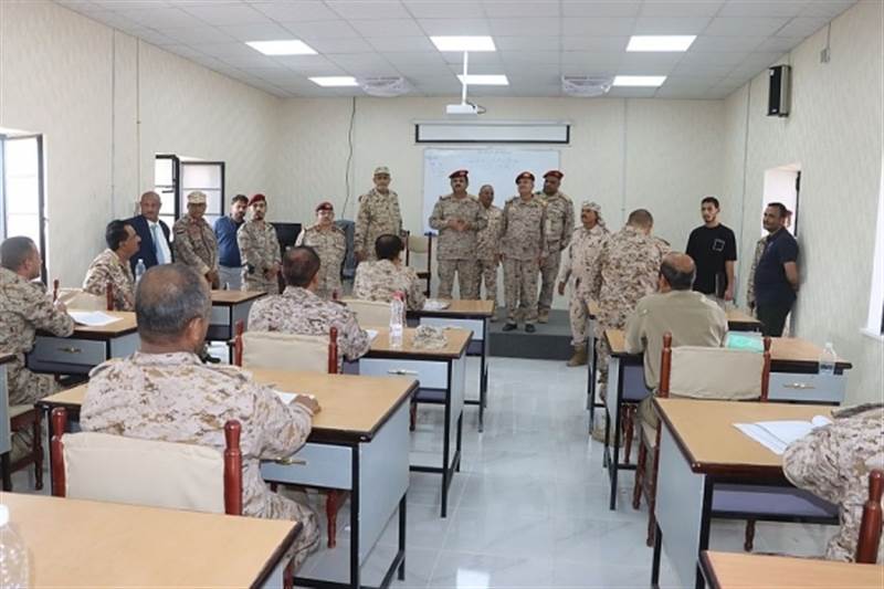 Yemen Savunma Bakanı, Harp Okulu ile Komuta Kurmay Koleji'ni denetledi