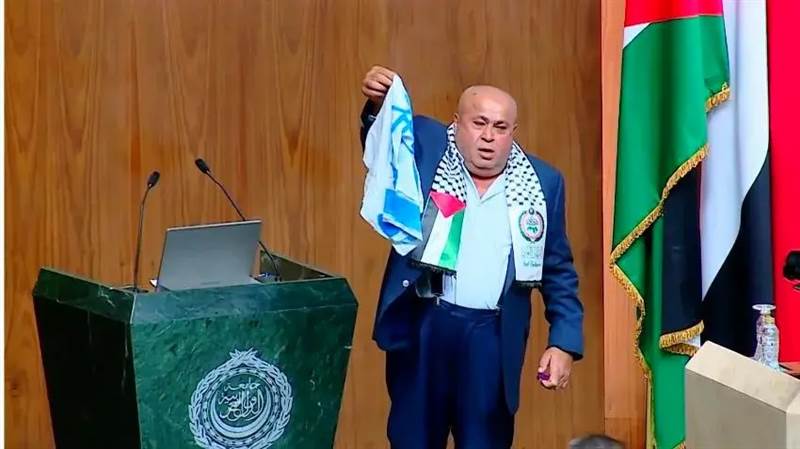 نائب في البرلمان الأردني يحرق علم إسرائيل داخل قاعة الجامعة العربية