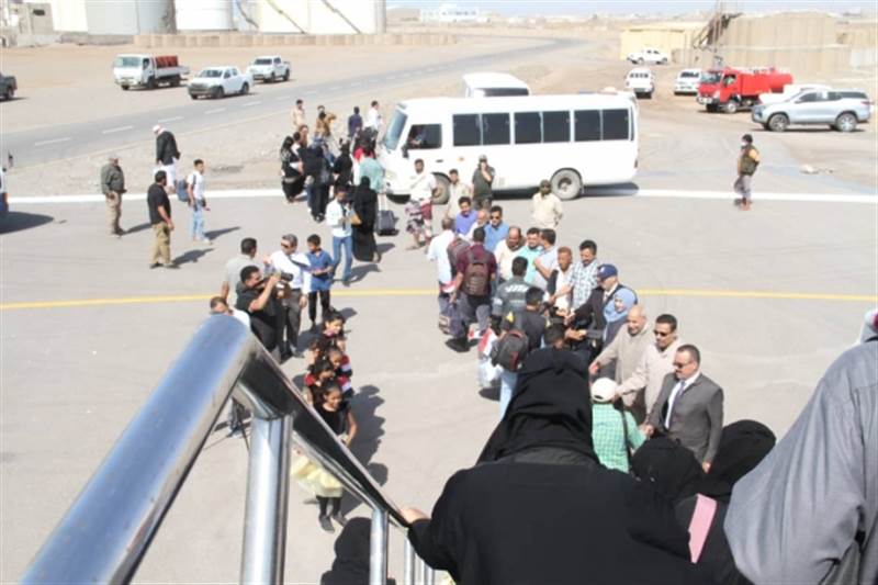 Sudan'da mahsur kalan yeni bir Yemenli grubu Mokha Uluslararası Havalimanı'na ulaştı