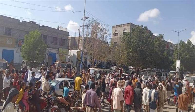 تمهيداً لثورة شعبية عارمة.. مظاهرات واحتجاجات غاضبة قطعت الطريق الرئيسي في محافظة ابين