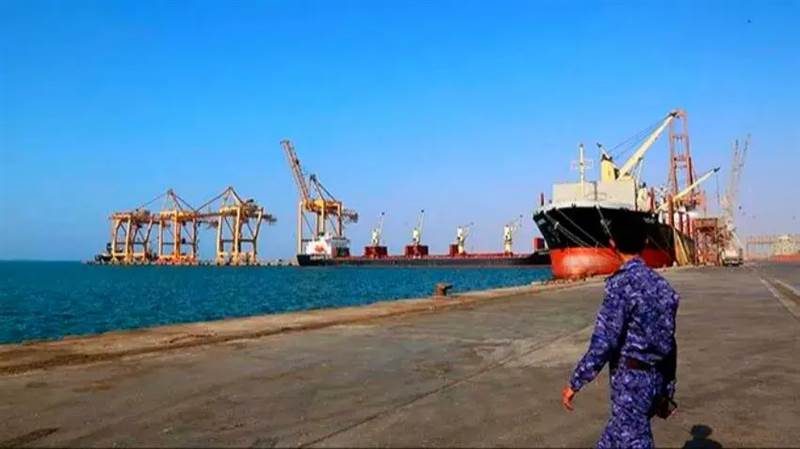 تحذير خبراء اقتصاديين: الهجمات الحوثية على السفن تُشعل أزمة اقتصادية حادة في اليمن