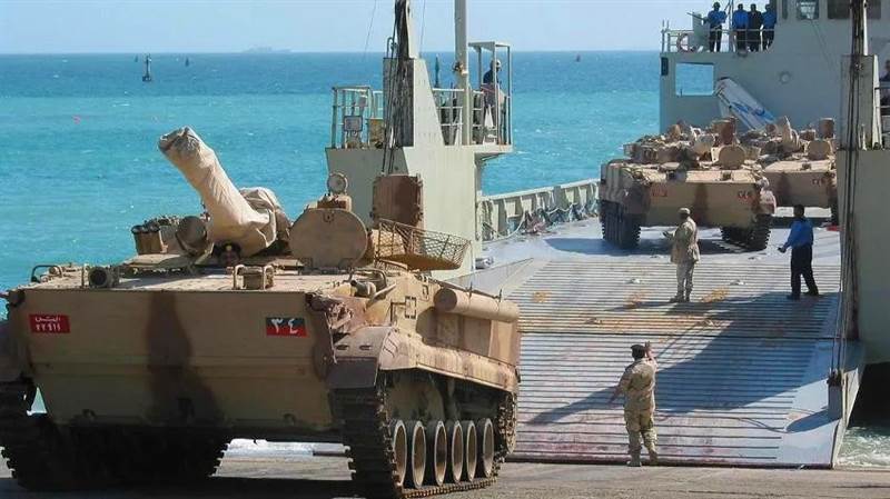 الكشف عن معدات عسكرية إماراتية جديدة في طريقها إلى سقطرى