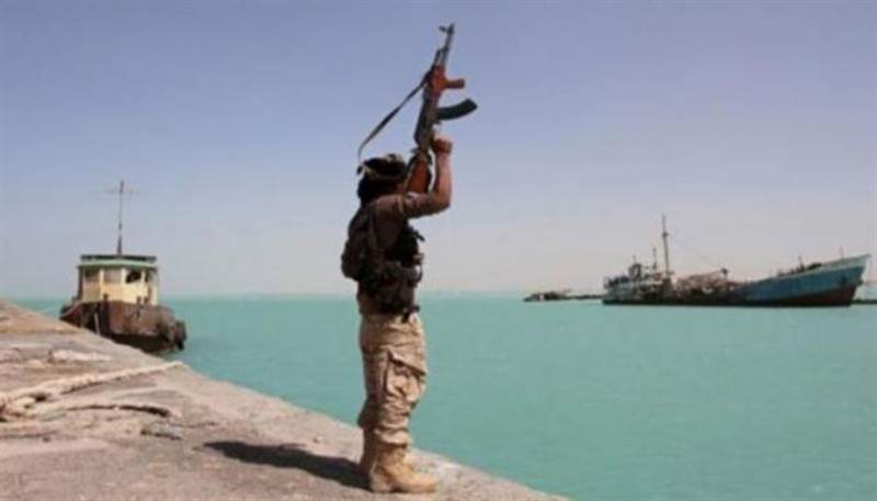 مليشيات الحوثي تعلن عن استهداف سفينة شحن عسكرية أمريكية في خليج عدن