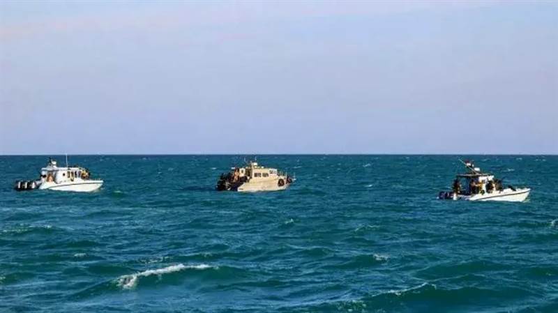 البحرية البريطانية: ثلاثة زوارق تقترب من سفينة تجارية قبالة سواحل اليمن