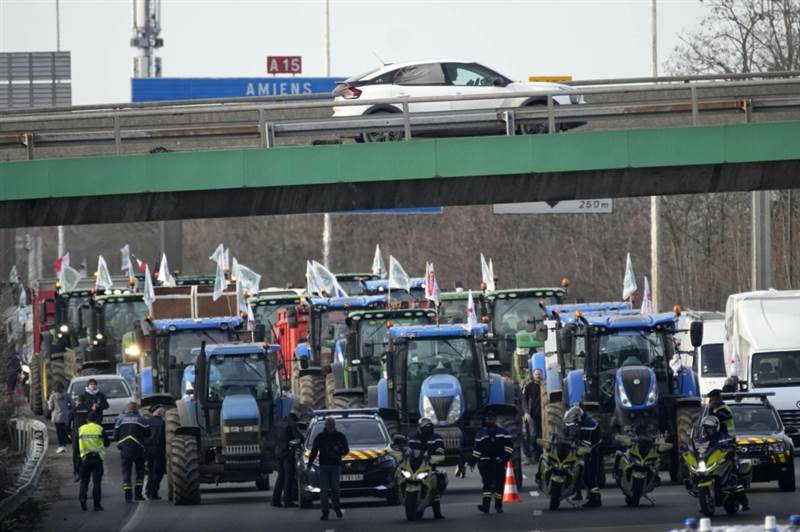 حصار باريس بالجرارات.. أزمة احتجاجات القطاع الزراعي في فرنسا تدخل مرحلة جديدة
