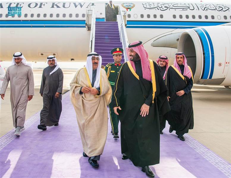 في أول زيارة خارجية منذ توليه الحكم.. أمير دولة الكويت يصل العاصمة السعودية الرياض