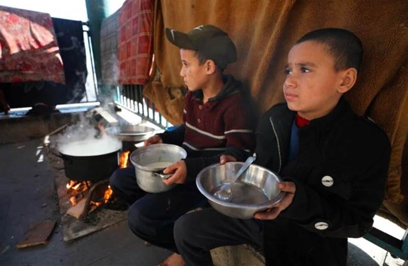 İsrail'in Gazze katliamlar sürerken hayatta kalan çocuklar açlıkla mücadele ediyor