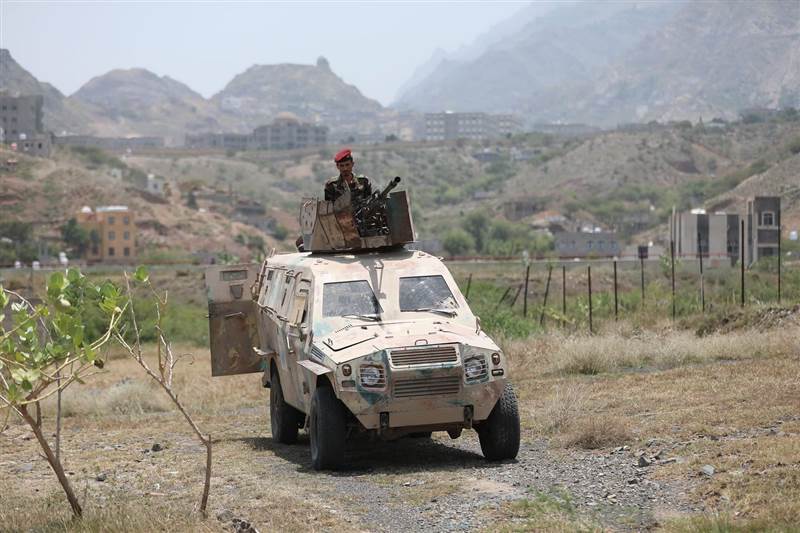 مليشيات الحوثي تستهدف بقذائف المدفعية مواقع الجيش في تعز
