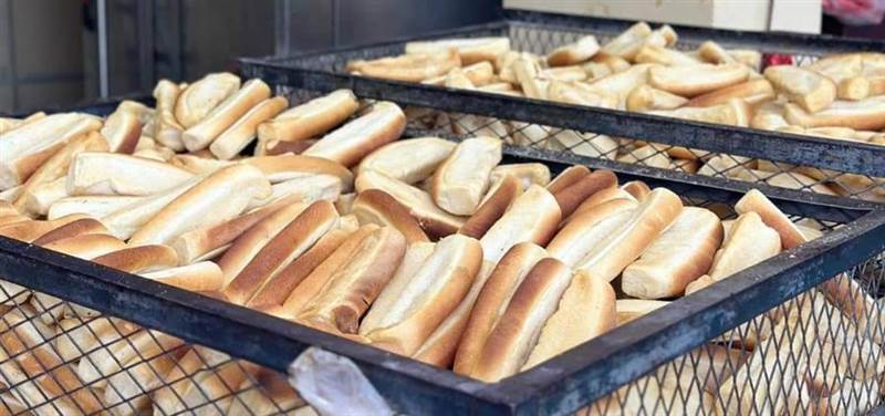 انهيار العملة الوطنية ترفع أسعار الخبز "الروتي" في عدن