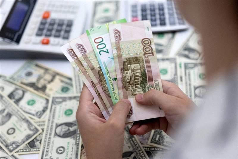 البنك المركزي الروسي يرفع سعر الدولار ويخفض اليورو واليوان