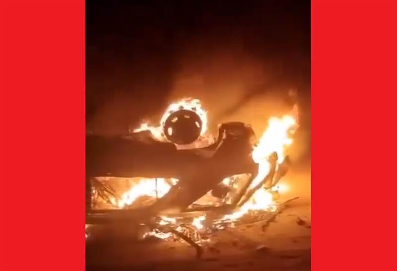 مشهد صادم.. احتراق سيارة بمسافرين عائدين من السعودية جراء انفجار لغم أرضي بهم في صحراء الجوف (فيديو)