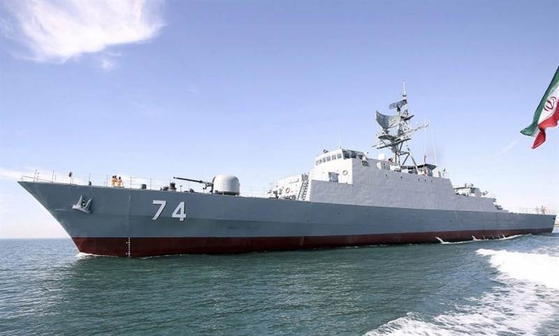 إيران ترسل سفناً حربية لحماية سفنها التجارية في البحر الأحمر
