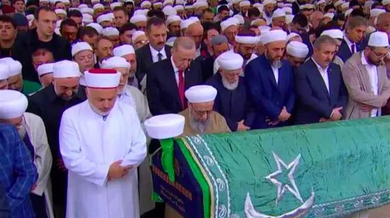 يتقدمهم الرئيس التركي.. الآلاف يشيّعون جثمان الداعية عبد المجيد الزنداني في إسطنبول