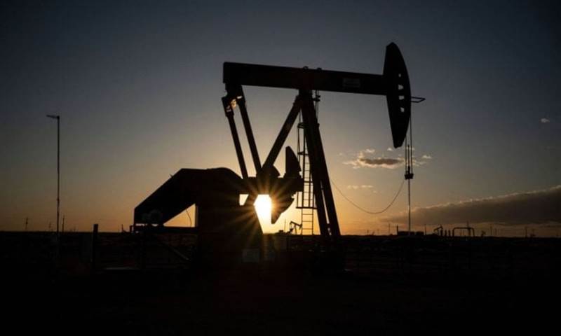 النفط يرتفع بعد انخفاض غير متوقع في مخزونات الخام الأمريكية