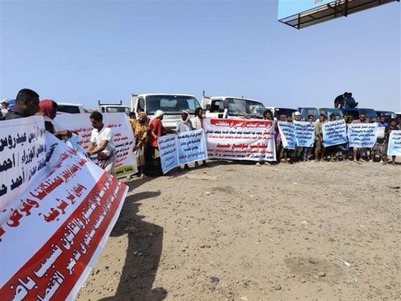 Aden... İnşaat malzemesi satıcıları yasa dışı vergilere son verilmesi talebiyle protesto gösterisi düzenledi