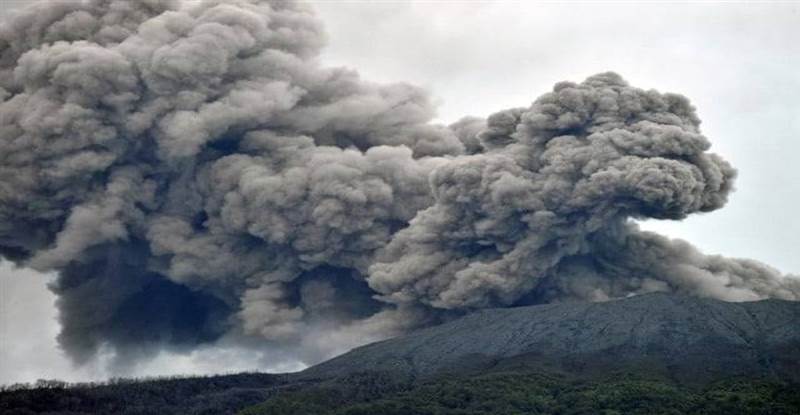 أطلق سحابة من الرماد.. بركان جبل إيبو في إندونيسيا يثور