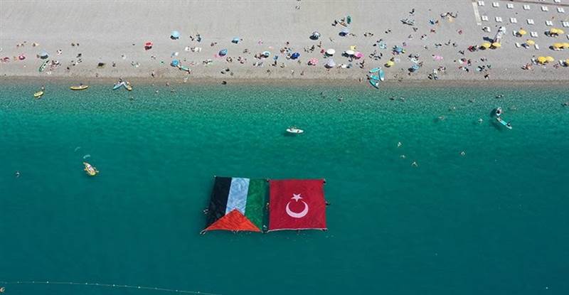علمي تركيا وفلسطين يرفرفان وسط البحر