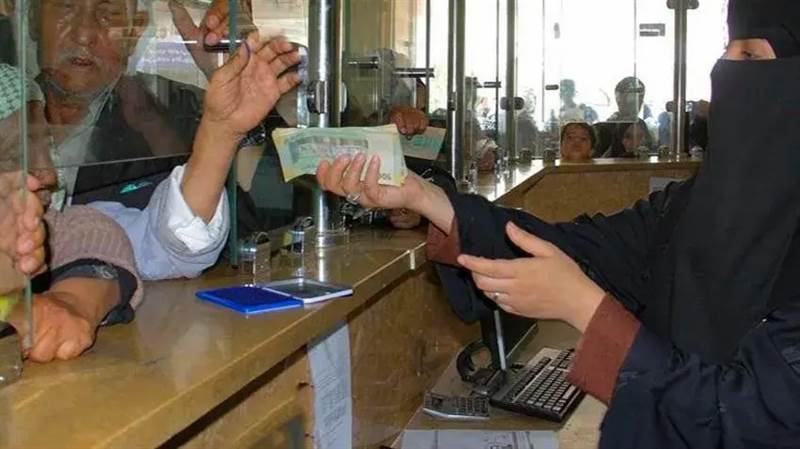انهيار متواصل للريال وشركات الصرافة في مناطق الحوثيين تتخذ قراراً صادماً بشأن الحوالات المالية