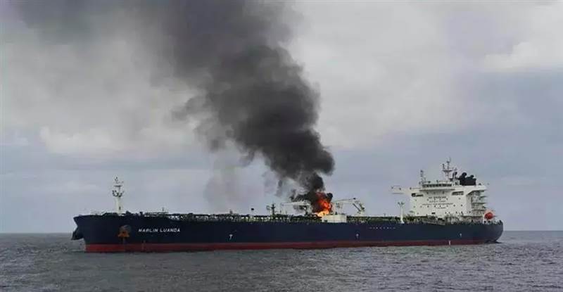 كارثة جديدة في البحر الأحمر.. سفينة على وشك الغرق بعد هجومين للحوثيين