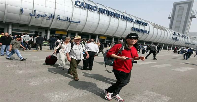 لماذا اعادت السلطات المصرية 12 يمنيا من مطار القاهرة ورفضت دخولهم؟