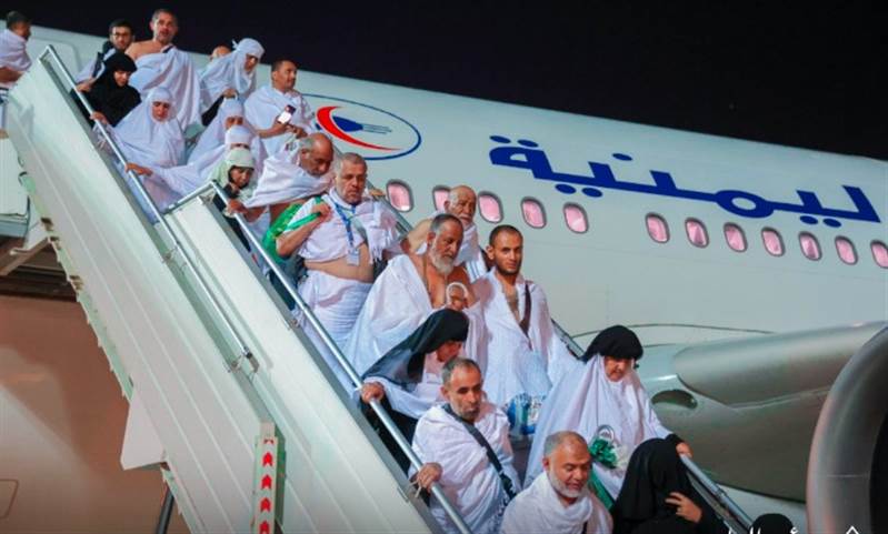 Yemen hükümeti,  Husilerin Suudi Arabistan'dan hacıları taşıyan dört Yemen uçağını alıkoymasını kınadı