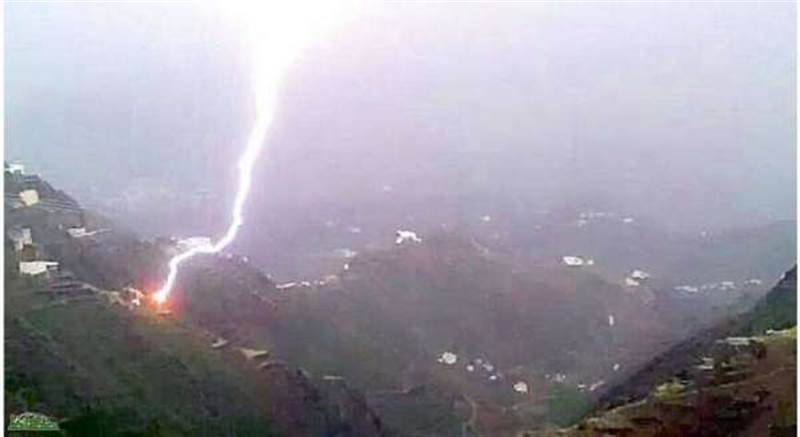 Lightning strikes caused the death of a woman and the loss of dozens of livestock in Al-Mahwit and Taiz.